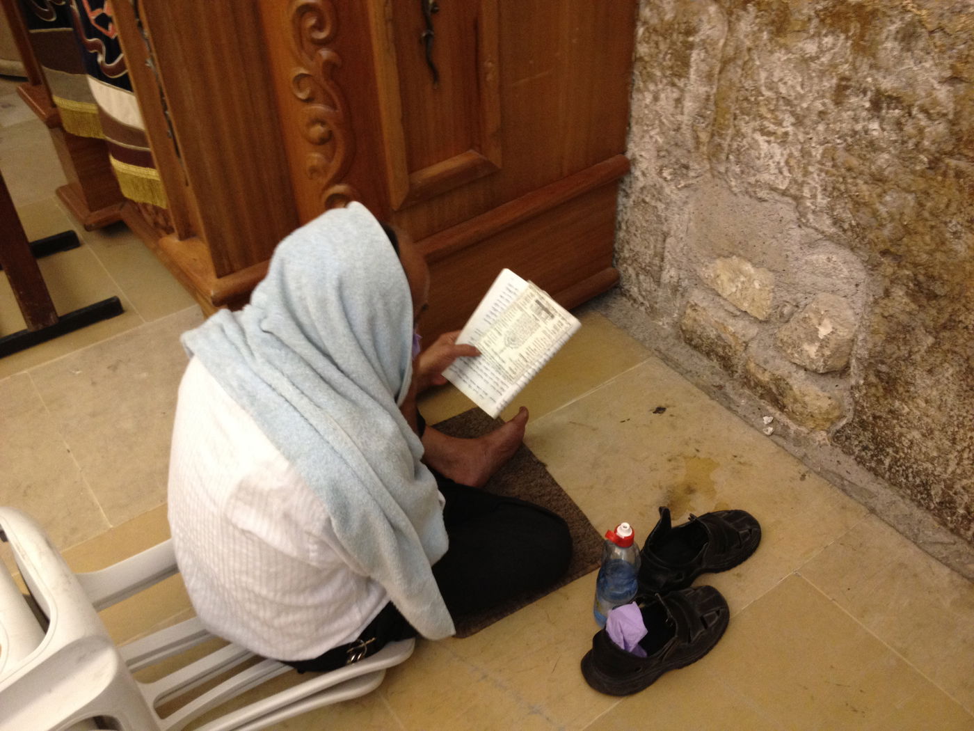 בְּמוֹצָאֵי מְנוּחָה: אלפים באמירת סליחות בכותל