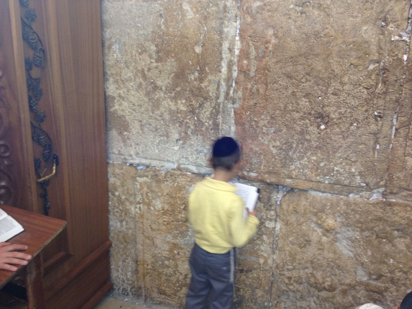 בְּמוֹצָאֵי מְנוּחָה: אלפים באמירת סליחות בכותל