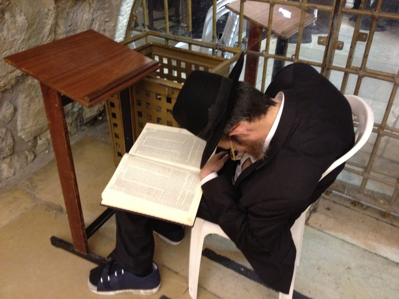 בְּמוֹצָאֵי מְנוּחָה: אלפים באמירת סליחות בכותל