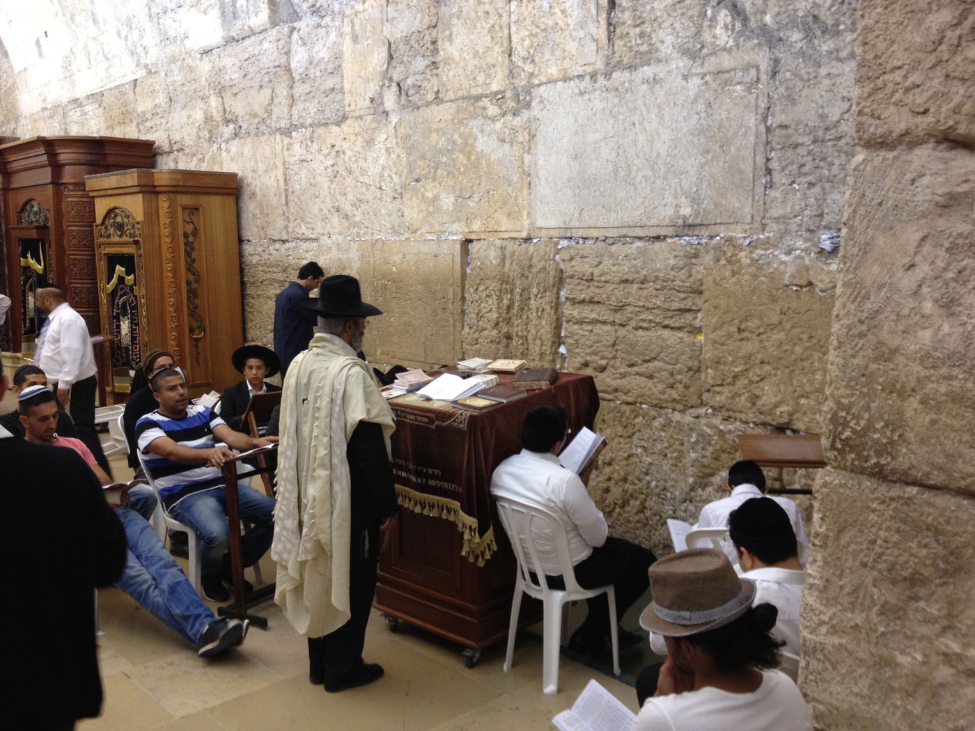 בְּמוֹצָאֵי מְנוּחָה: אלפים באמירת סליחות בכותל