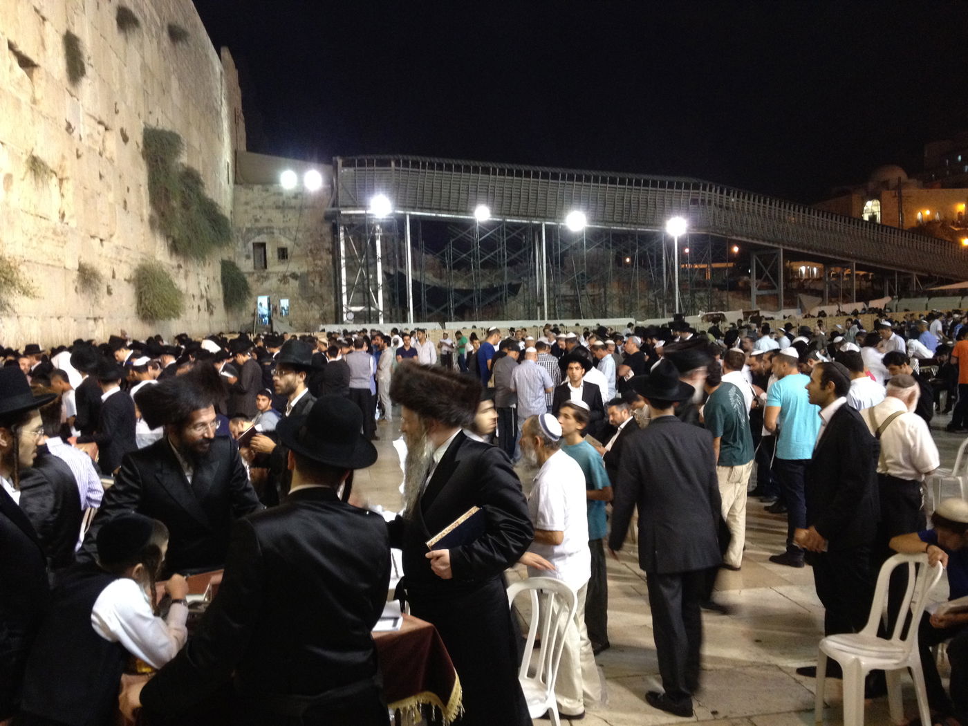 בְּמוֹצָאֵי מְנוּחָה: אלפים באמירת סליחות בכותל