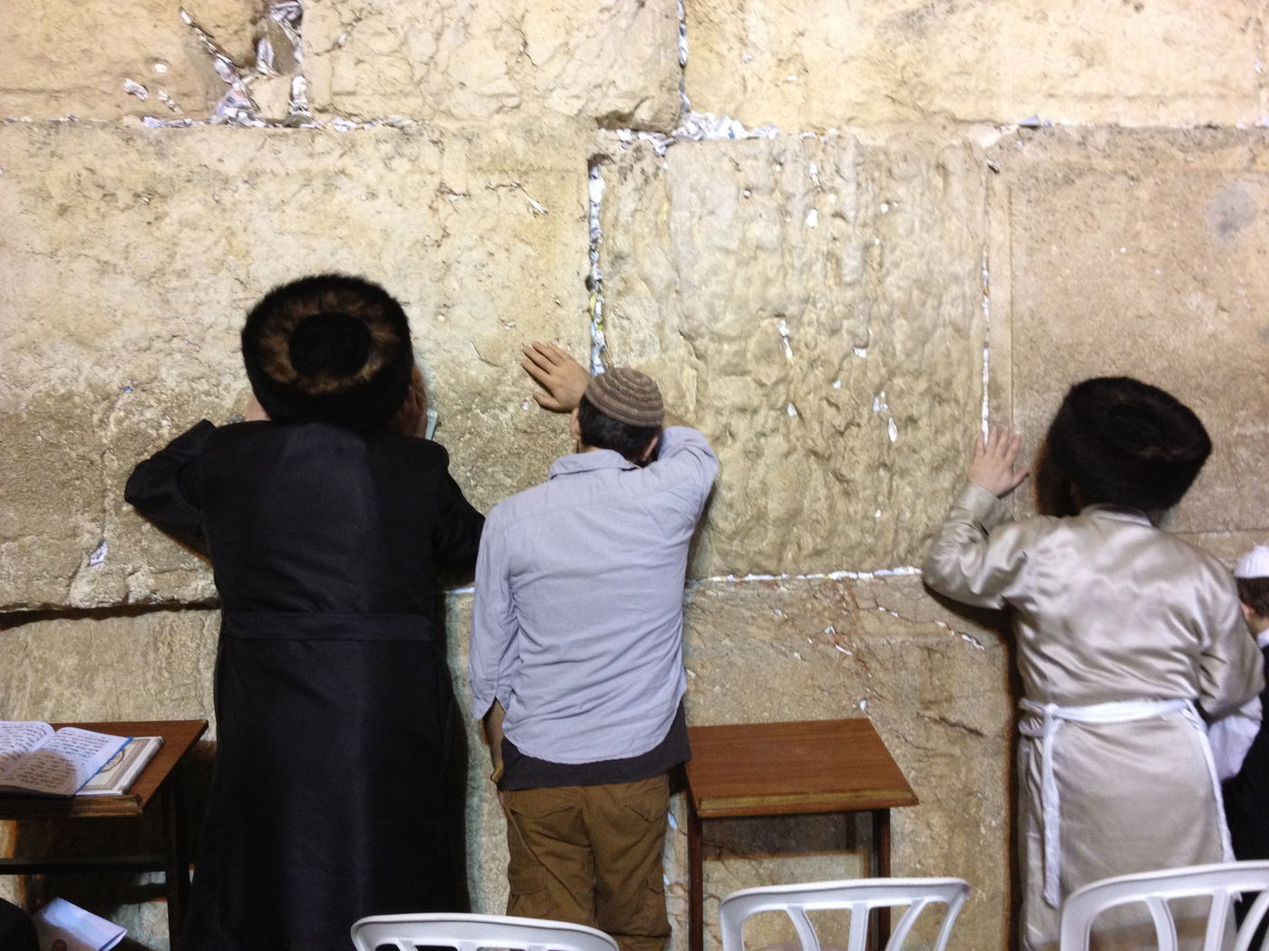 בְּמוֹצָאֵי מְנוּחָה: אלפים באמירת סליחות בכותל