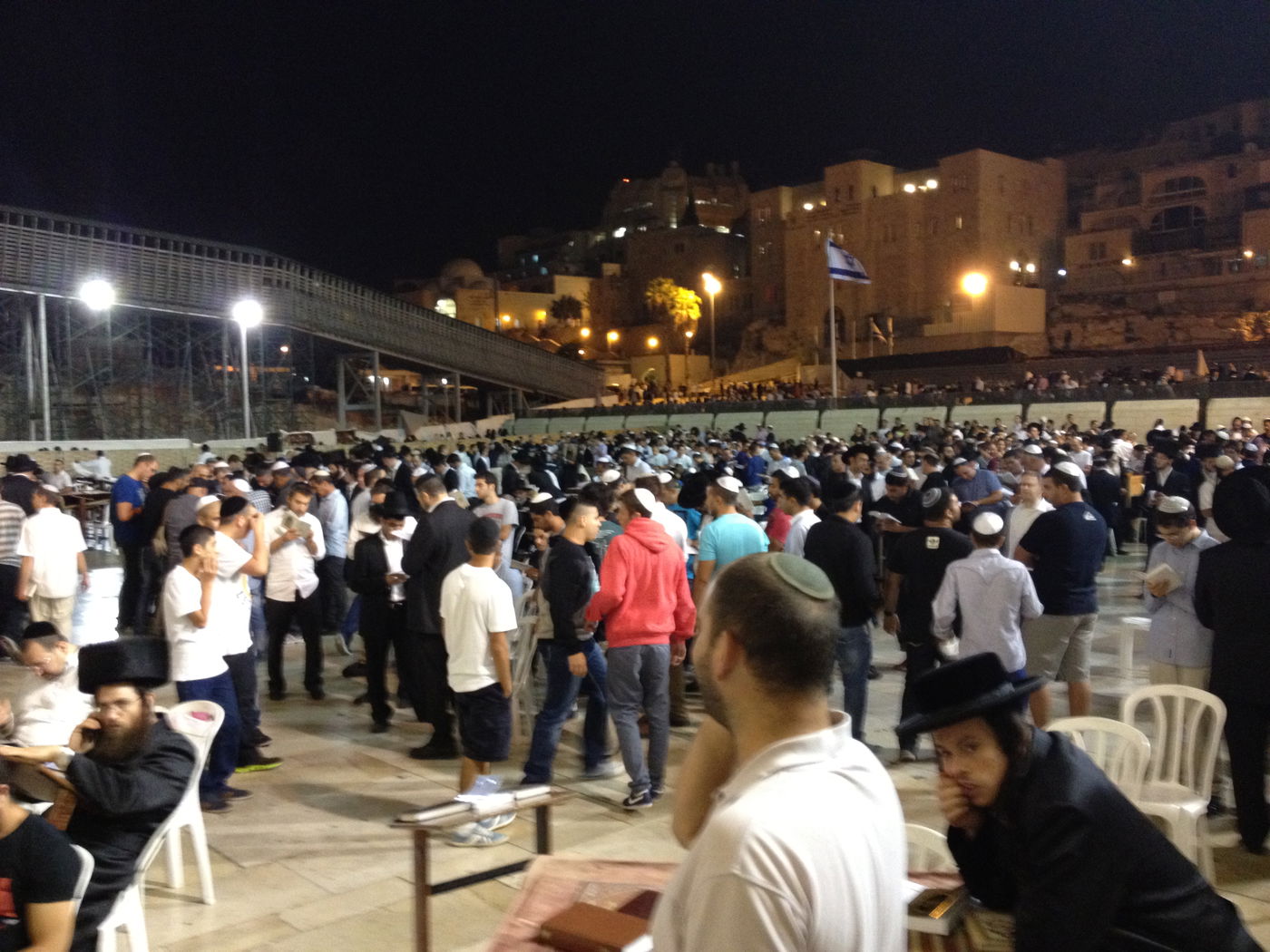 בְּמוֹצָאֵי מְנוּחָה: אלפים באמירת סליחות בכותל