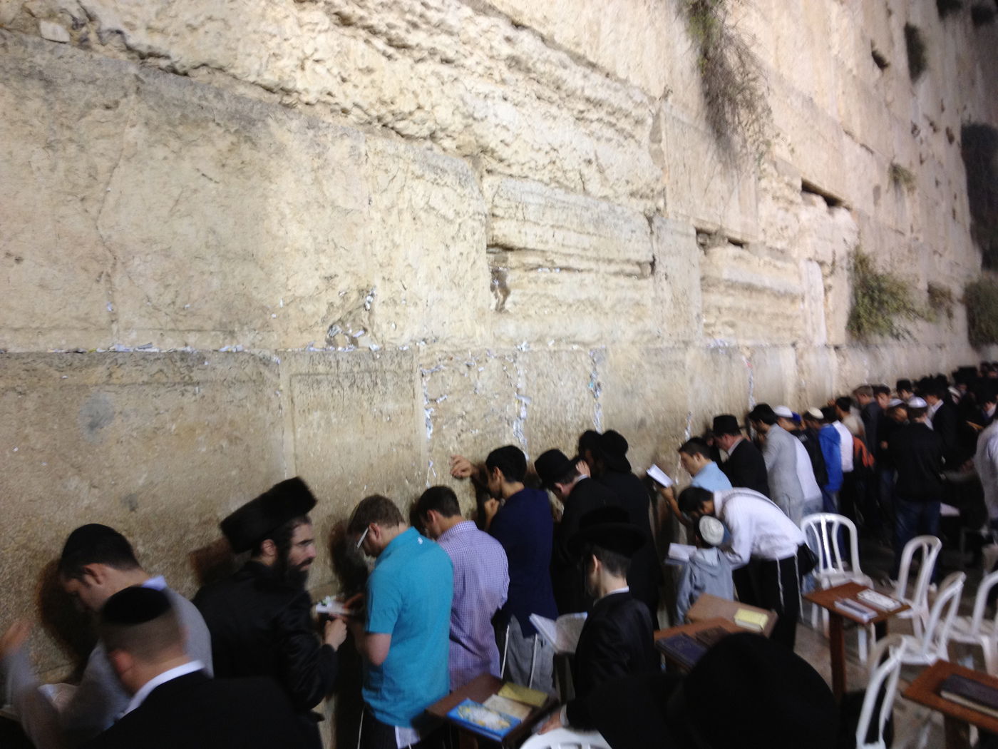 בְּמוֹצָאֵי מְנוּחָה: אלפים באמירת סליחות בכותל