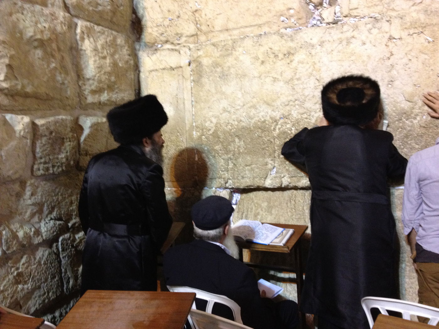 בְּמוֹצָאֵי מְנוּחָה: אלפים באמירת סליחות בכותל