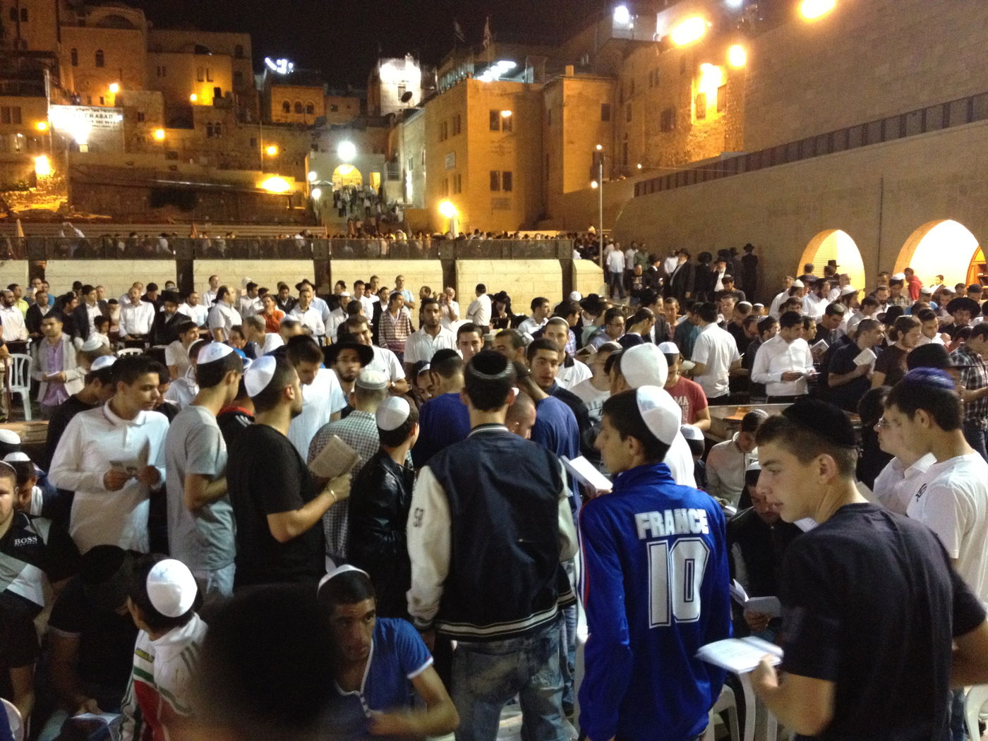 בְּמוֹצָאֵי מְנוּחָה: אלפים באמירת סליחות בכותל