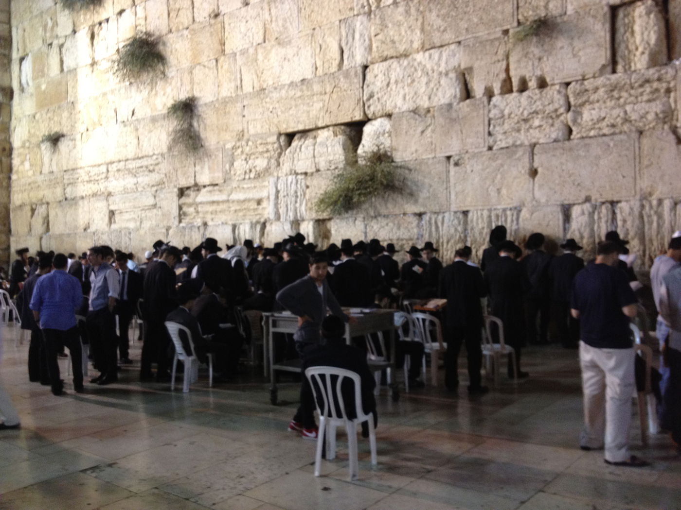 בְּמוֹצָאֵי מְנוּחָה: אלפים באמירת סליחות בכותל