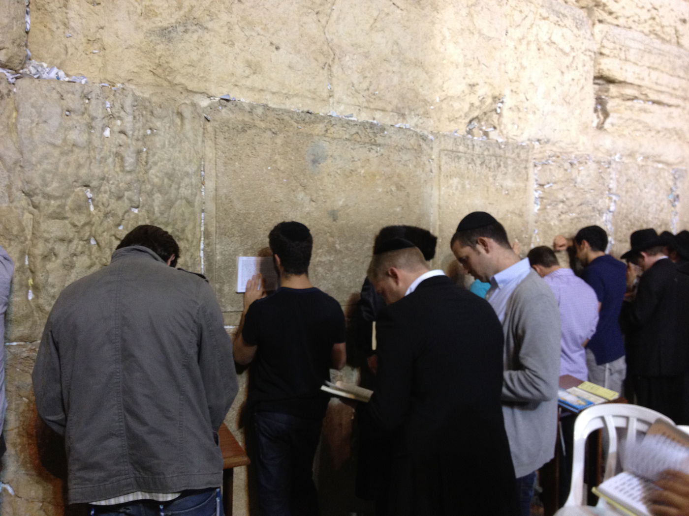 בְּמוֹצָאֵי מְנוּחָה: אלפים באמירת סליחות בכותל