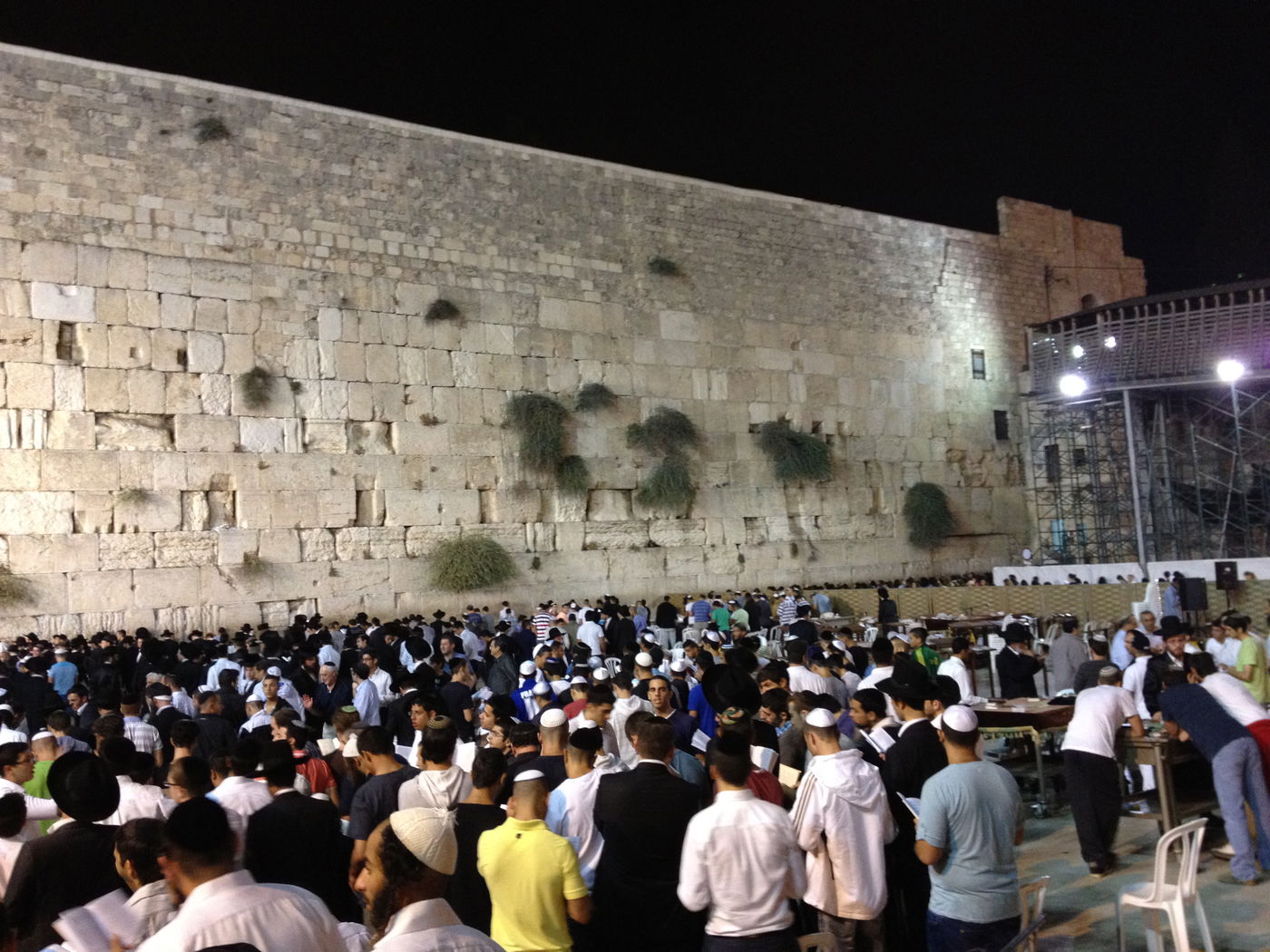 בְּמוֹצָאֵי מְנוּחָה: אלפים באמירת סליחות בכותל