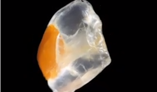 גרגר חול בהגדלה מיקרוסקופית