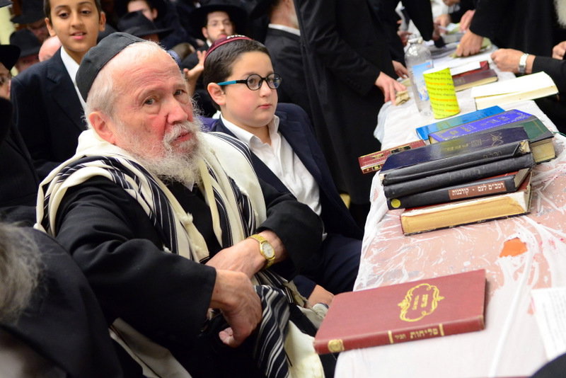 צפו בגלריה: סליחות במרכז חב"ד העולמי - 770