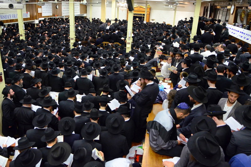 צפו בגלריה: סליחות במרכז חב"ד העולמי - 770