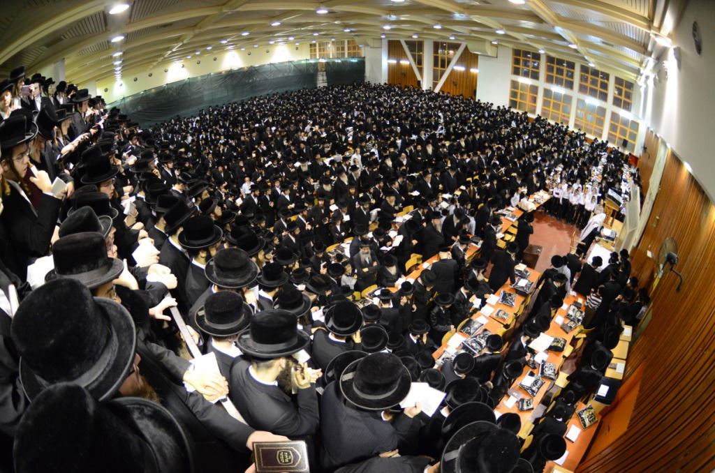 צאנז: אלפים במעמד הסליחות ובדרשת ההתעוררות