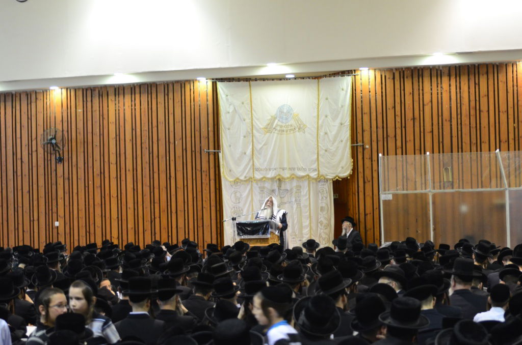 צאנז: אלפים במעמד הסליחות ובדרשת ההתעוררות