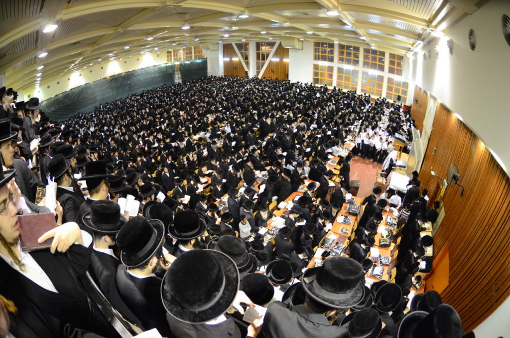 צאנז: אלפים במעמד הסליחות ובדרשת ההתעוררות