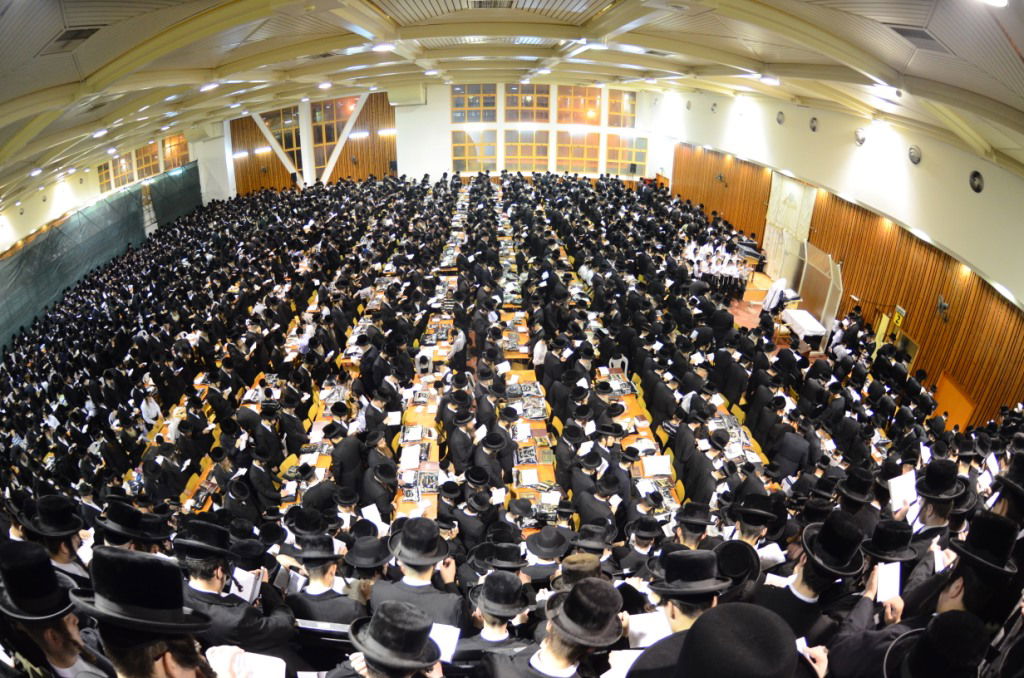 צאנז: אלפים במעמד הסליחות ובדרשת ההתעוררות