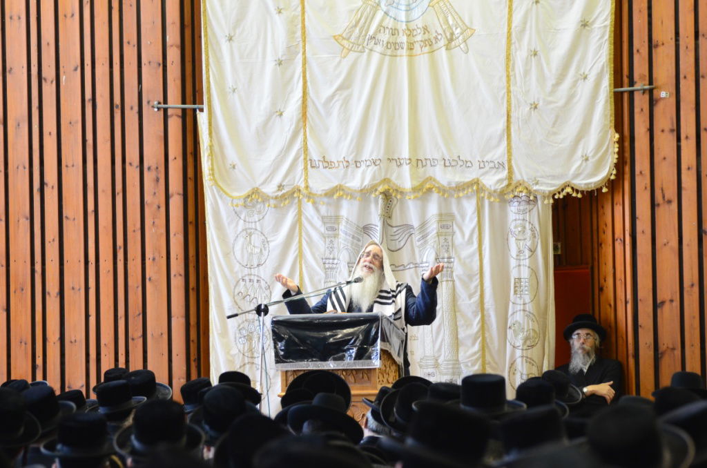 צאנז: אלפים במעמד הסליחות ובדרשת ההתעוררות