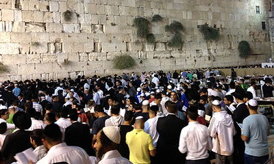 בְּמוֹצָאֵי מְנוּחָה: אלפים באמירת סליחות בכותל
