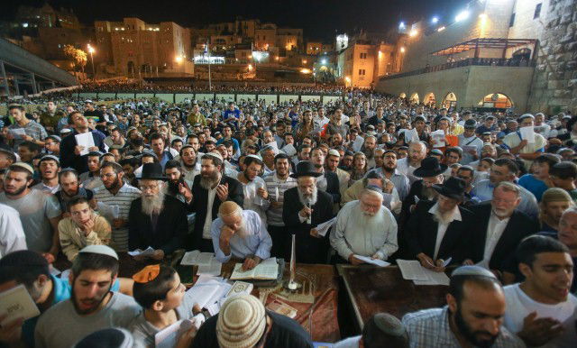 מעמד הסליחות בכותל, הלילה