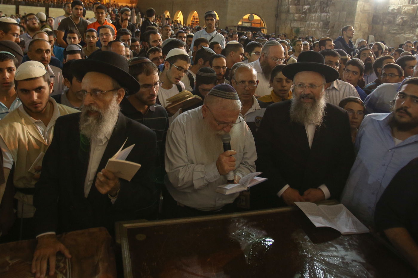 אלפים ב'סליחות' בכותל להצלחת תקיפה באיראן