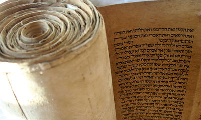 מחר: הלוויה לעשרה ספרי תורה ששרדו את השואה