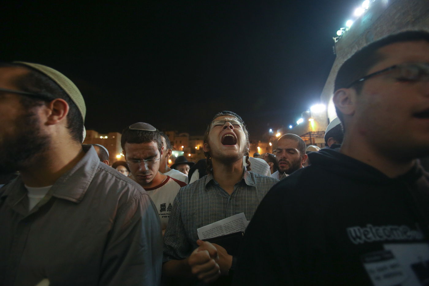 אלפים ב'סליחות' בכותל להצלחת תקיפה באיראן