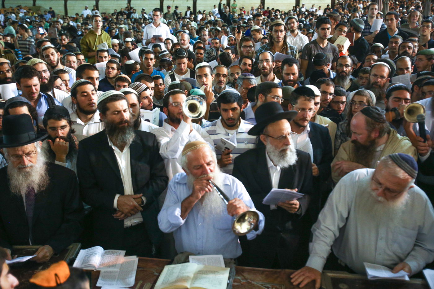 אלפים ב'סליחות' בכותל להצלחת תקיפה באיראן