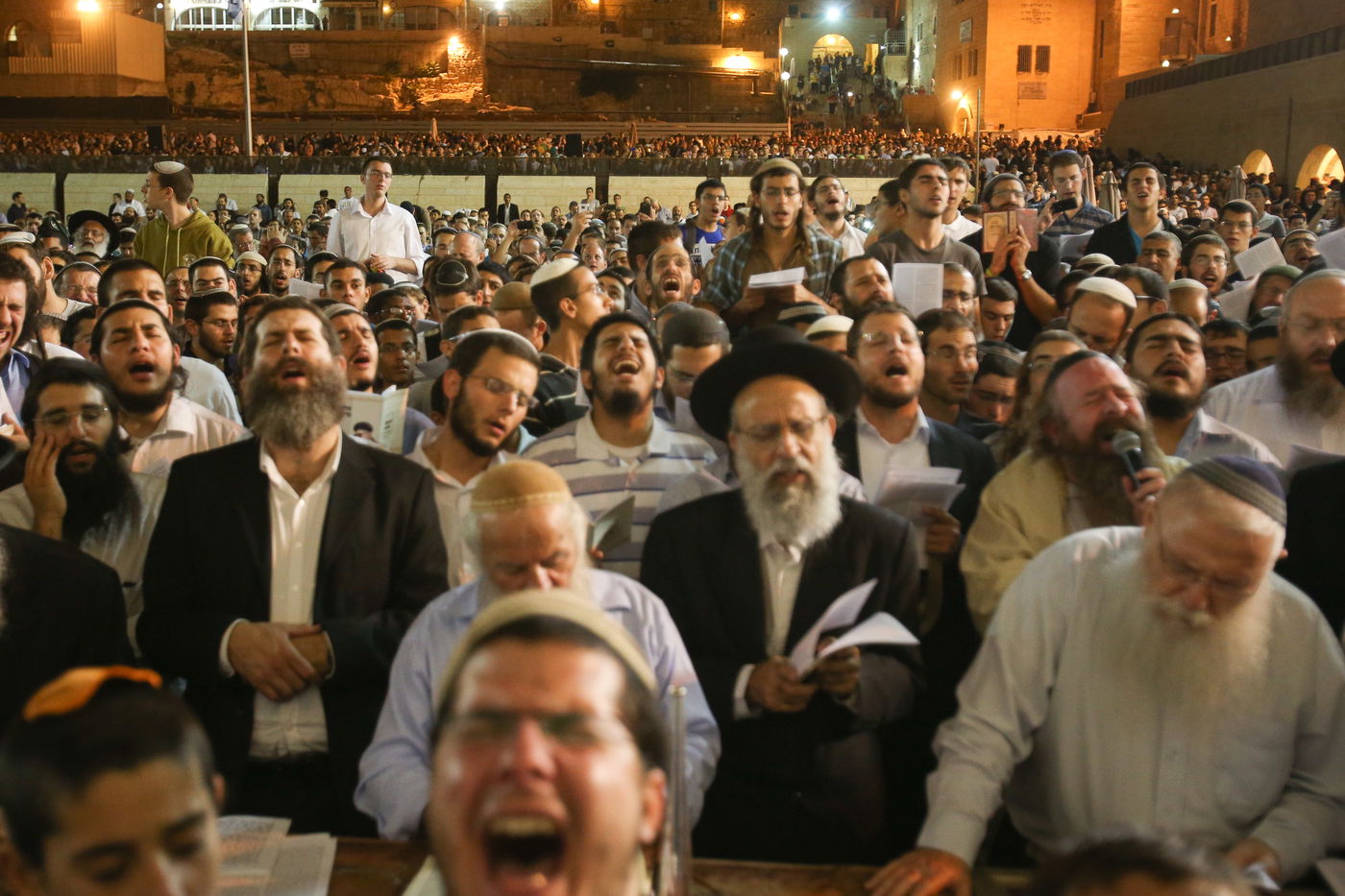 אלפים ב'סליחות' בכותל להצלחת תקיפה באיראן