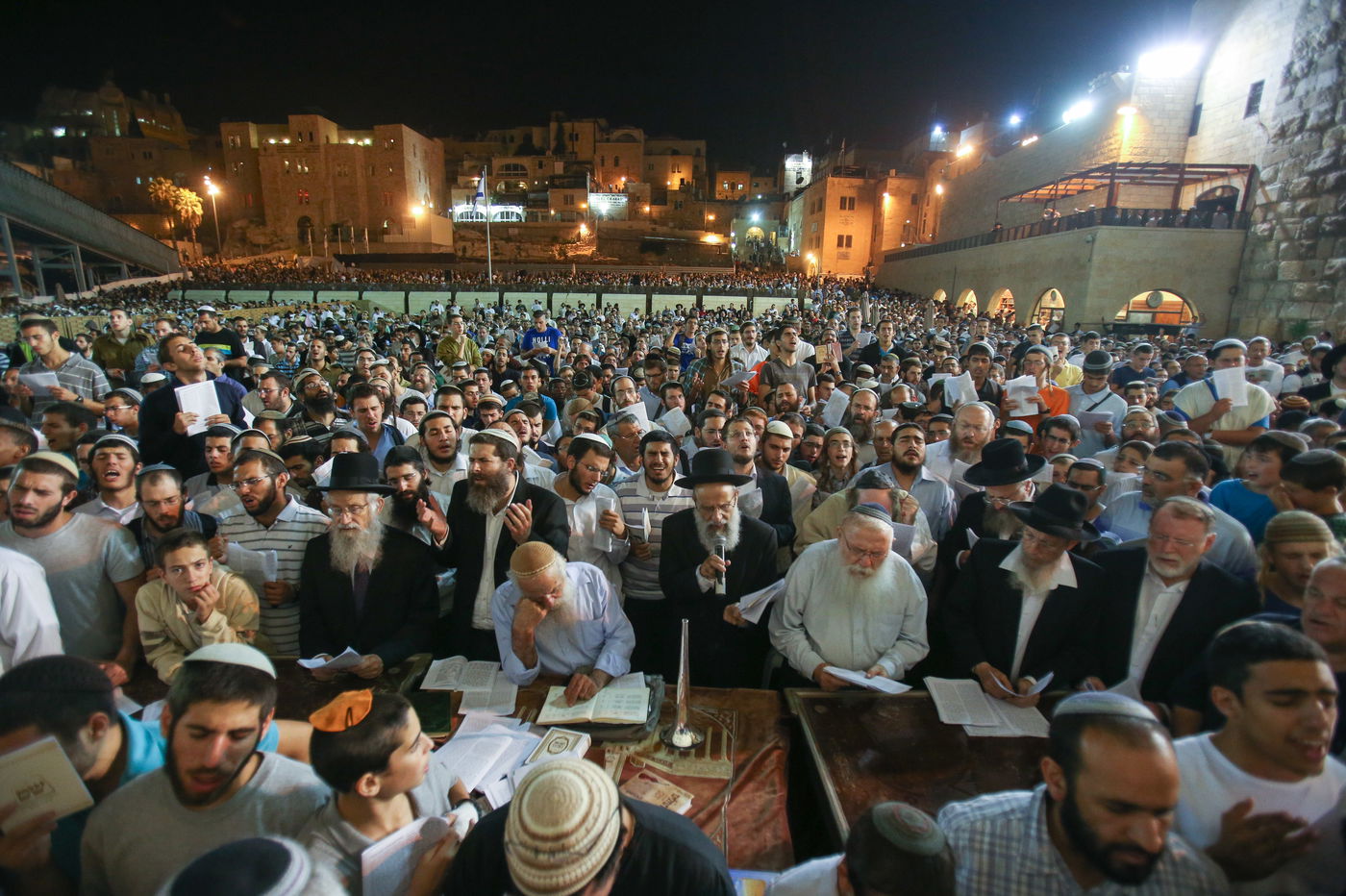 אלפים ב'סליחות' בכותל להצלחת תקיפה באיראן