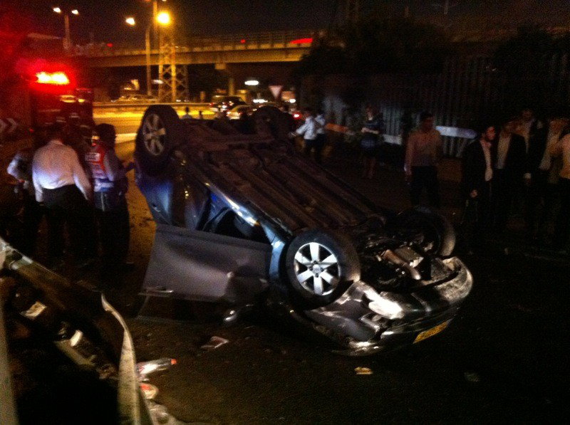 בני-ברק: הרכב התהפך, הנהג נפצע קל