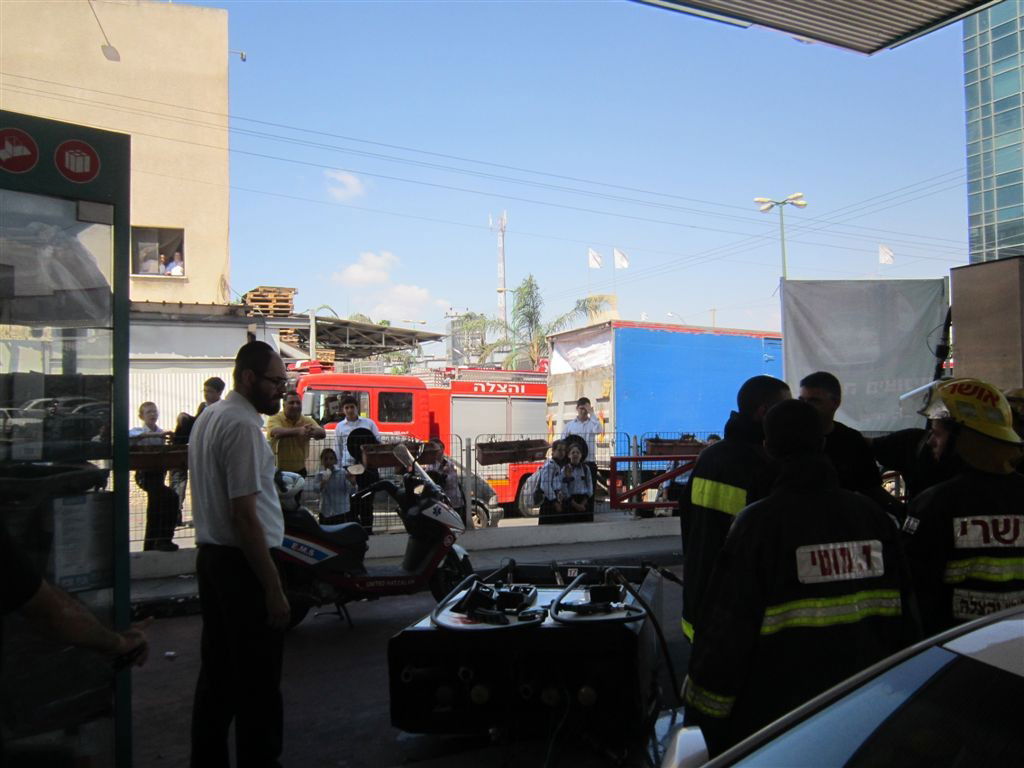 בני ברק: רכב התנגש ועקר עמדת תדלוק בתחנת דלק