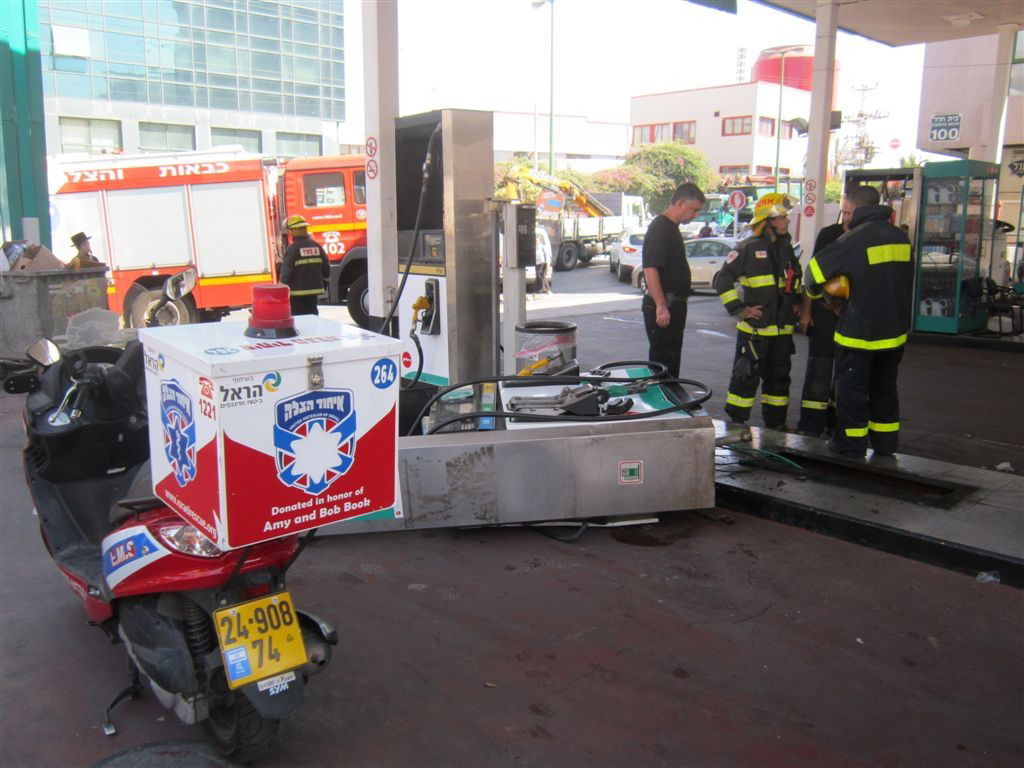 בני ברק: רכב התנגש ועקר עמדת תדלוק בתחנת דלק