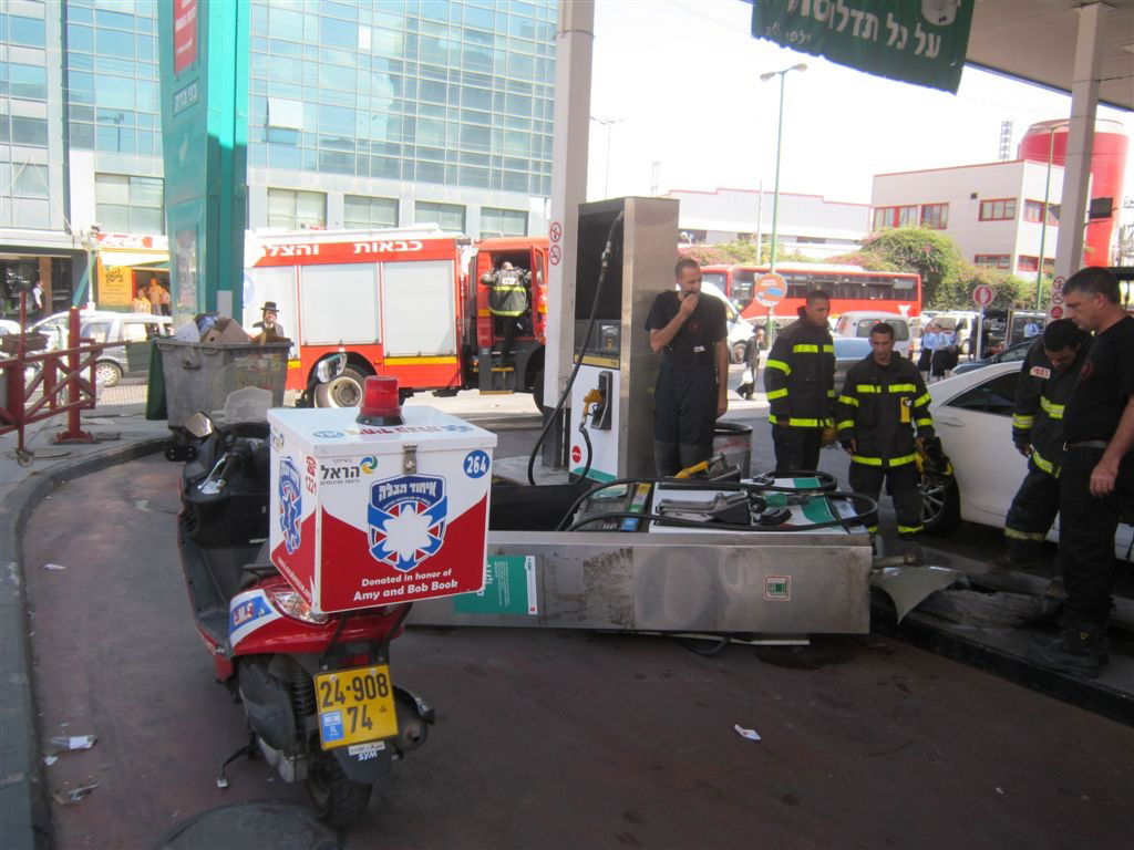 בני ברק: רכב התנגש ועקר עמדת תדלוק בתחנת דלק