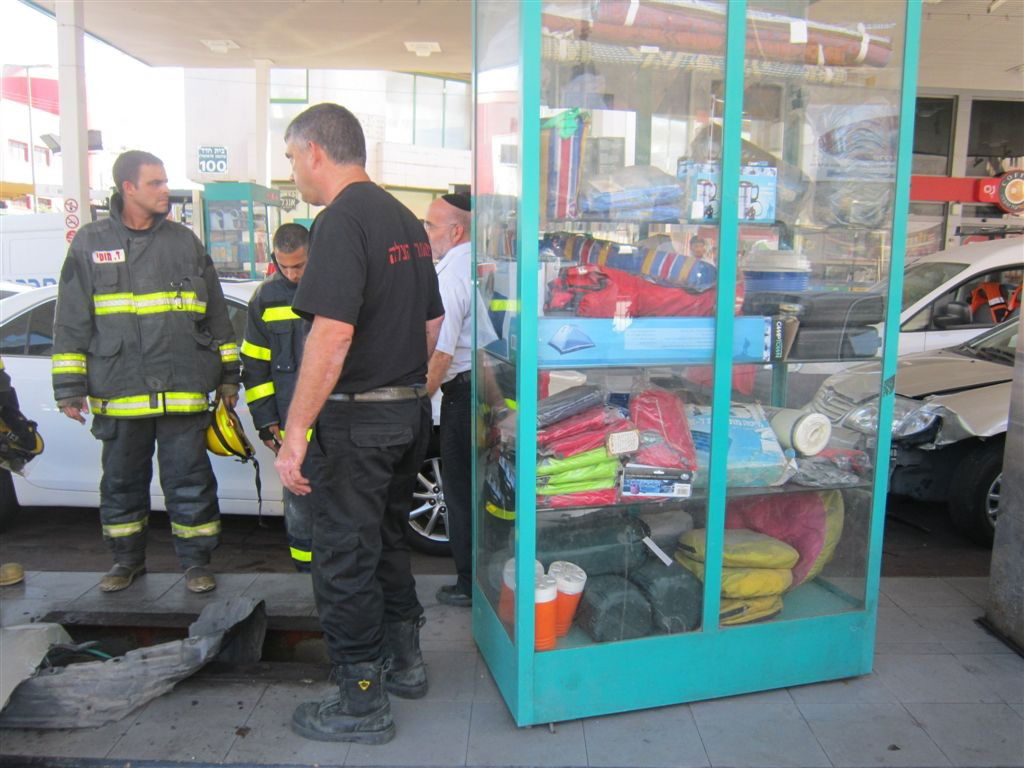בני ברק: רכב התנגש ועקר עמדת תדלוק בתחנת דלק