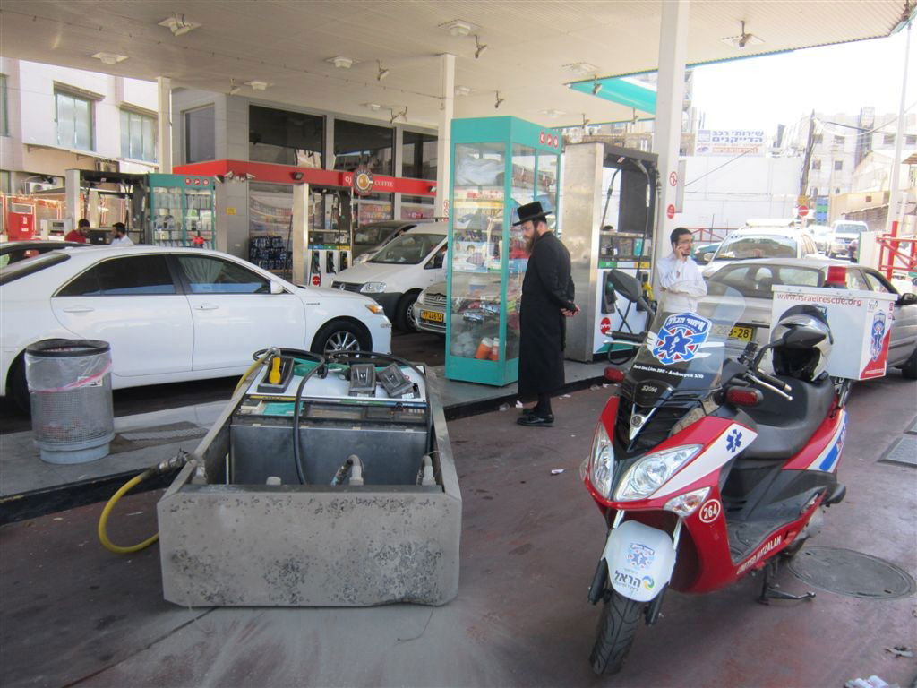 בני ברק: רכב התנגש ועקר עמדת תדלוק בתחנת דלק