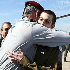 כתבי 'כיכר השבת' בוחרים סיפור אישי