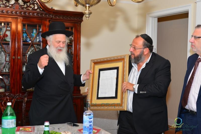 אלפי חסידי חב"ד מישראל שוהים בבית המדרש של הרבי מליובאוויטש