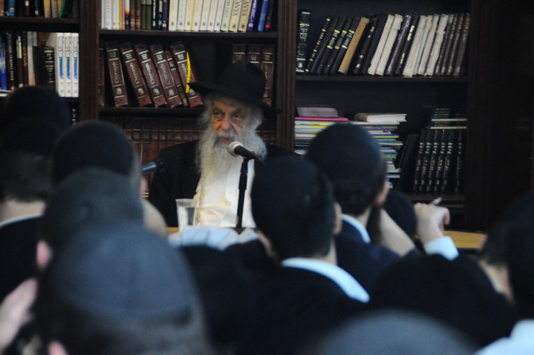 אלפי חסידי חב"ד מישראל שוהים בבית המדרש של הרבי מליובאוויטש
