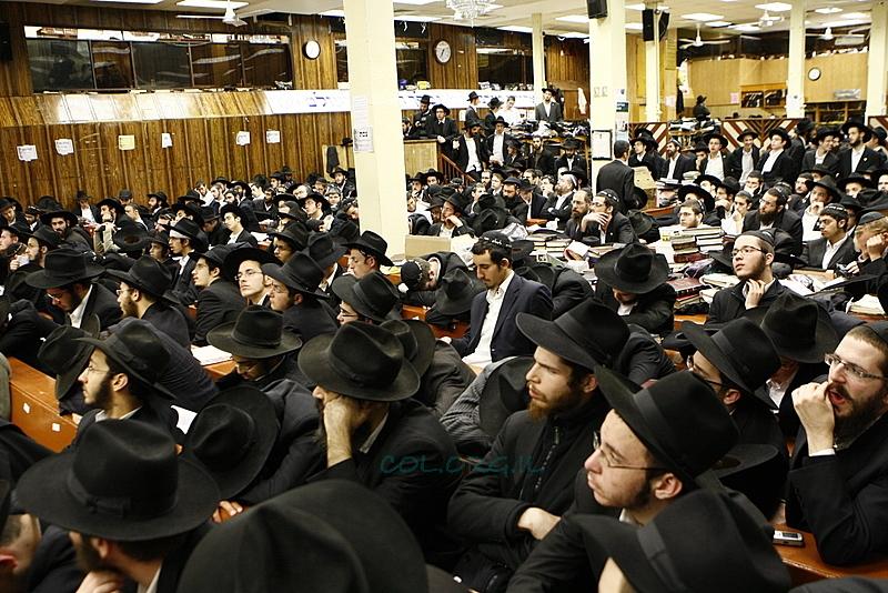 אלפי חסידי חב"ד מישראל שוהים בבית המדרש של הרבי מליובאוויטש