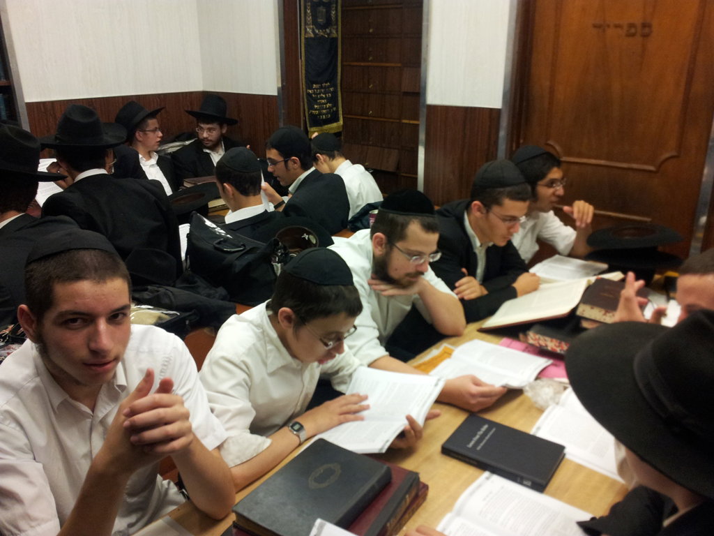 אלפי חסידי חב"ד מישראל שוהים בבית המדרש של הרבי מליובאוויטש