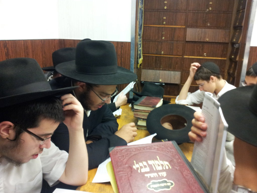 אלפי חסידי חב"ד מישראל שוהים בבית המדרש של הרבי מליובאוויטש