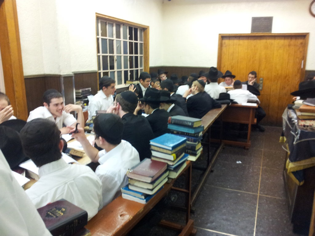 אלפי חסידי חב"ד מישראל שוהים בבית המדרש של הרבי מליובאוויטש