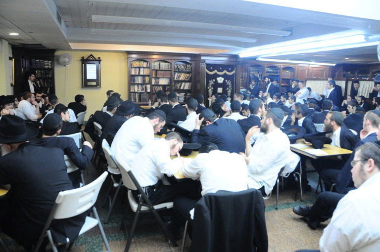 אלפי חסידי חב"ד מישראל שוהים בבית המדרש של הרבי מליובאוויטש
