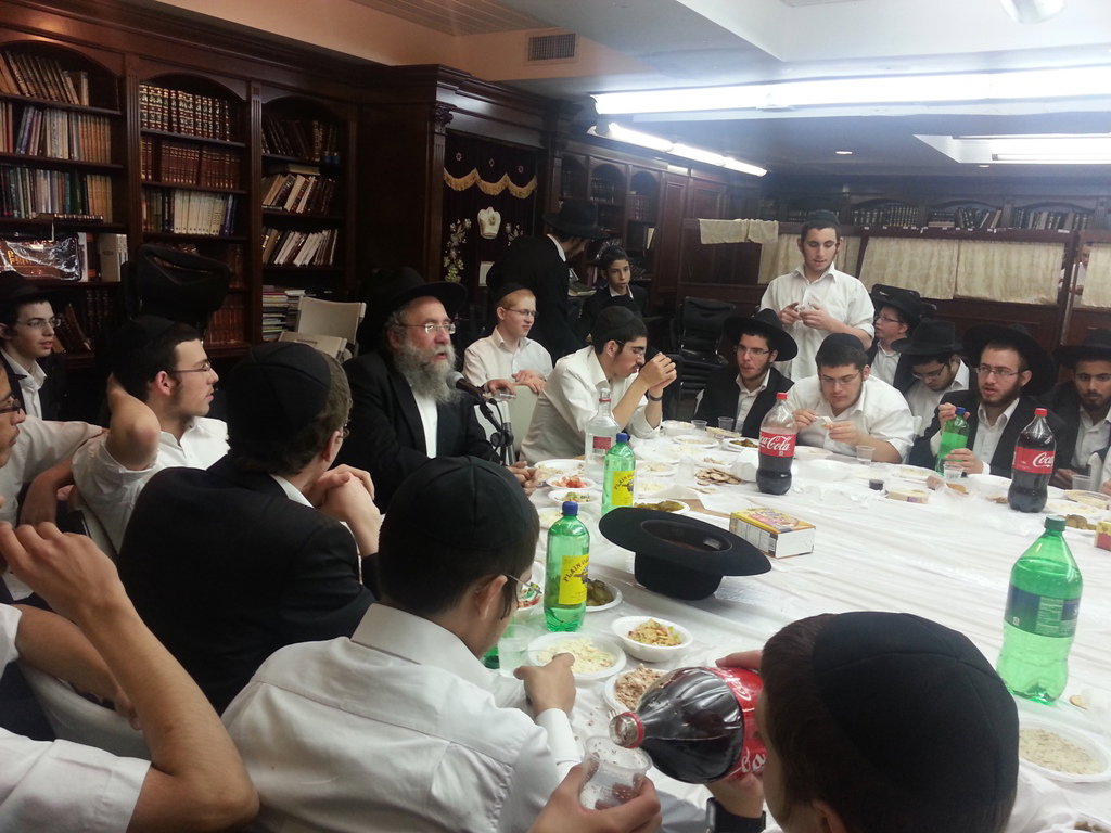 אלפי חסידי חב"ד מישראל שוהים בבית המדרש של הרבי מליובאוויטש