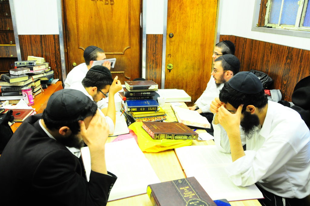 אלפי חסידי חב"ד מישראל שוהים בבית המדרש של הרבי מליובאוויטש