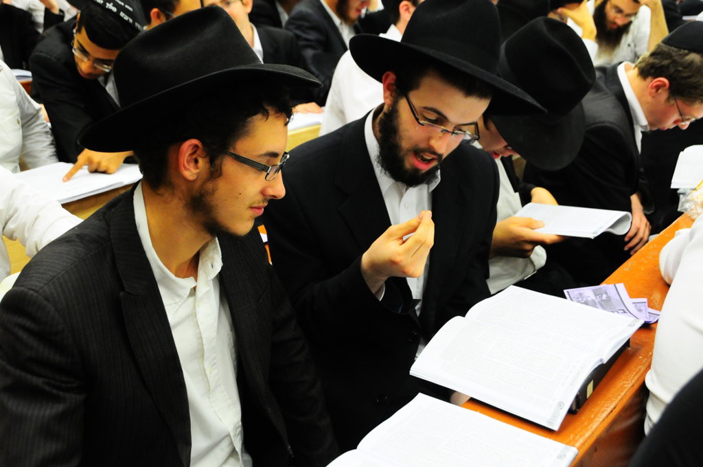 אלפי חסידי חב"ד מישראל שוהים בבית המדרש של הרבי מליובאוויטש