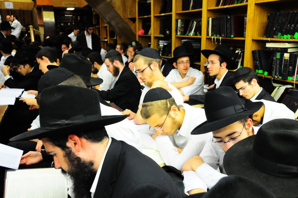 אלפי חסידי חב"ד מישראל שוהים בבית המדרש של הרבי מליובאוויטש