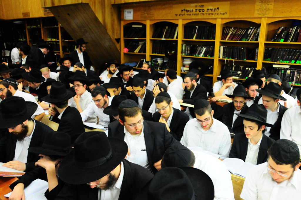 אלפי חסידי חב"ד מישראל שוהים בבית המדרש של הרבי מליובאוויטש