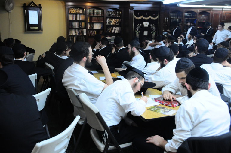 אלפי חסידי חב"ד מישראל שוהים בבית המדרש של הרבי מליובאוויטש