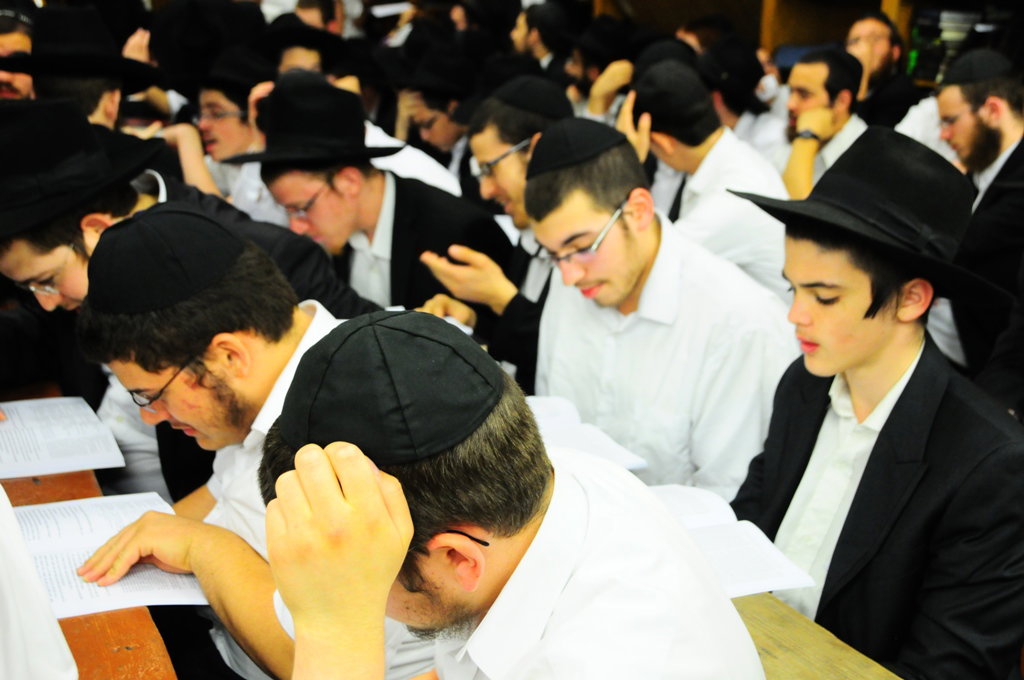 אלפי חסידי חב"ד מישראל שוהים בבית המדרש של הרבי מליובאוויטש